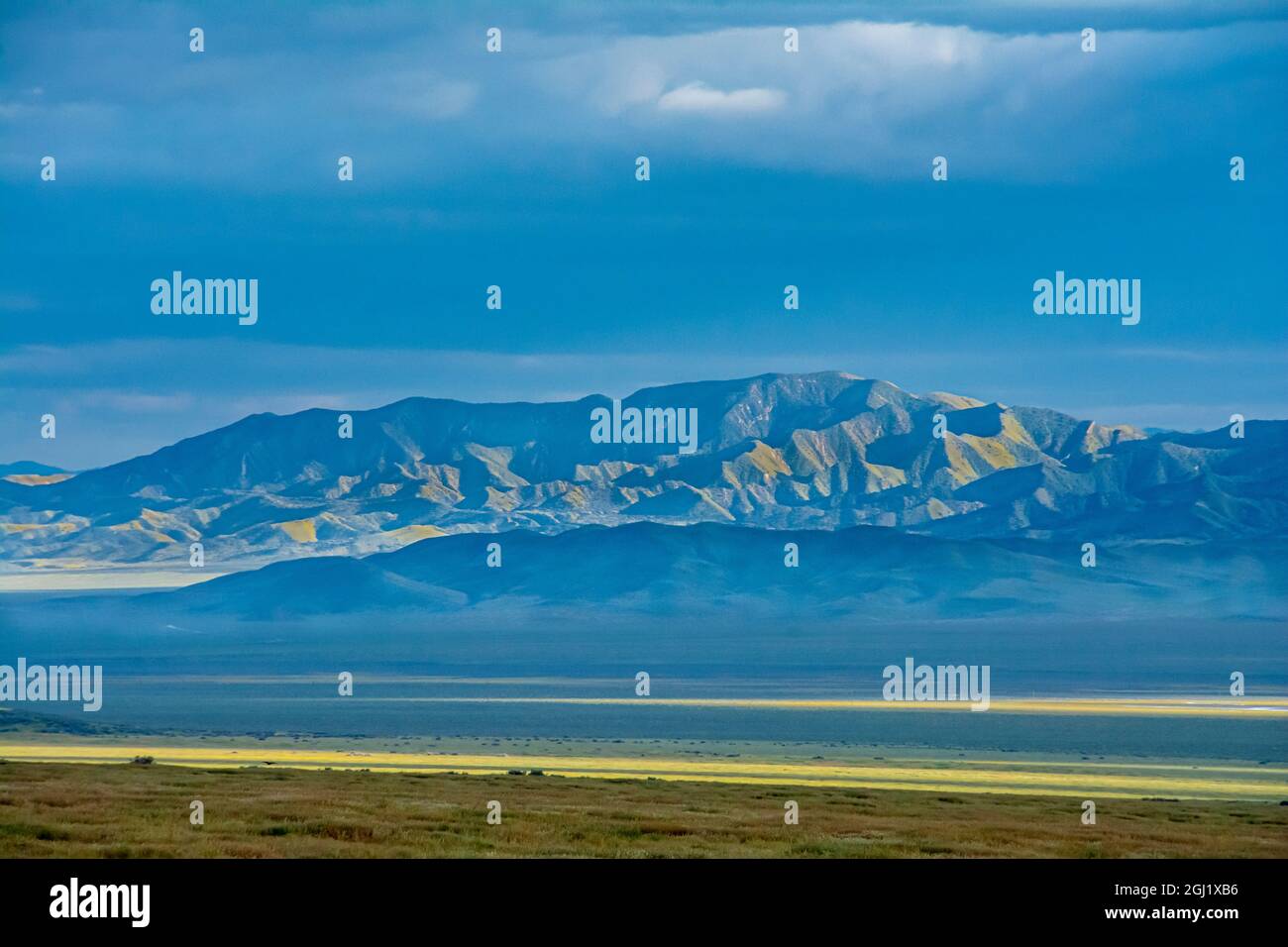 Usa, Kalifornien. Lichtwellen und Berge am Carrizo Plain National Monument Stockfoto