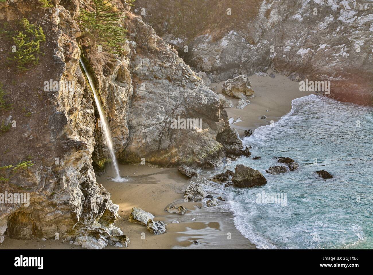 USA, Kalifornien, Julia Pfeiffer State Park, McWay Cove Wasserfall Stockfoto