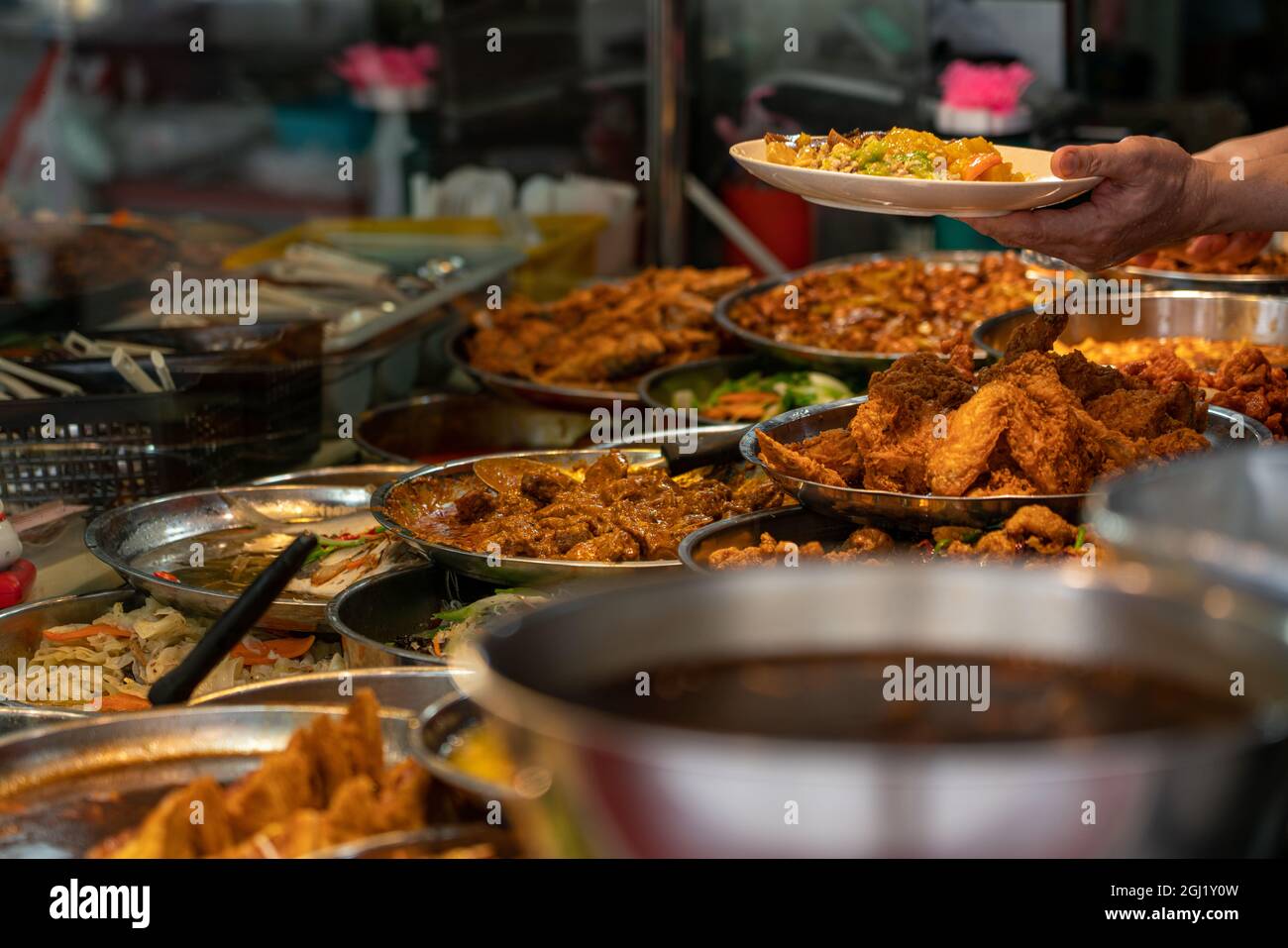 Große Auswahl an asiatischen Gerichten, Economy-Reis oder gemischtem Reis. Hawker Food. Stockfoto
