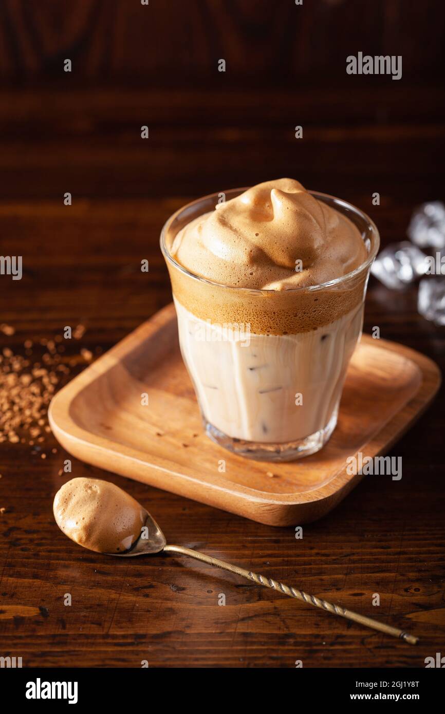 Dalgona Kaffee im Glas. Trendy Instant Kaffee mit Zucker und heißem Wasser peitscht Stockfoto
