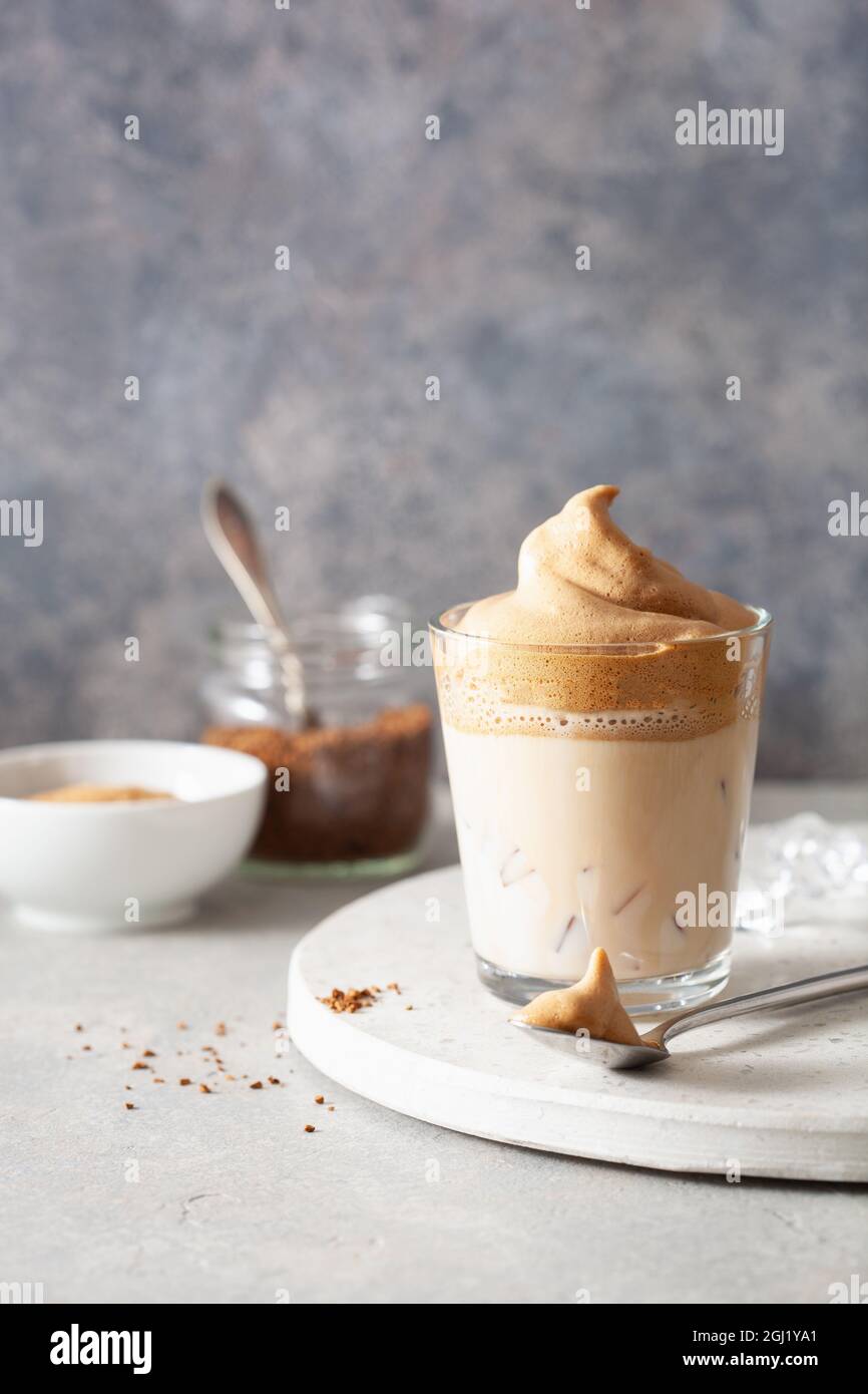 Dalgona Kaffee im Glas. Trendy Instant Kaffee mit Zucker und heißem Wasser peitscht Stockfoto