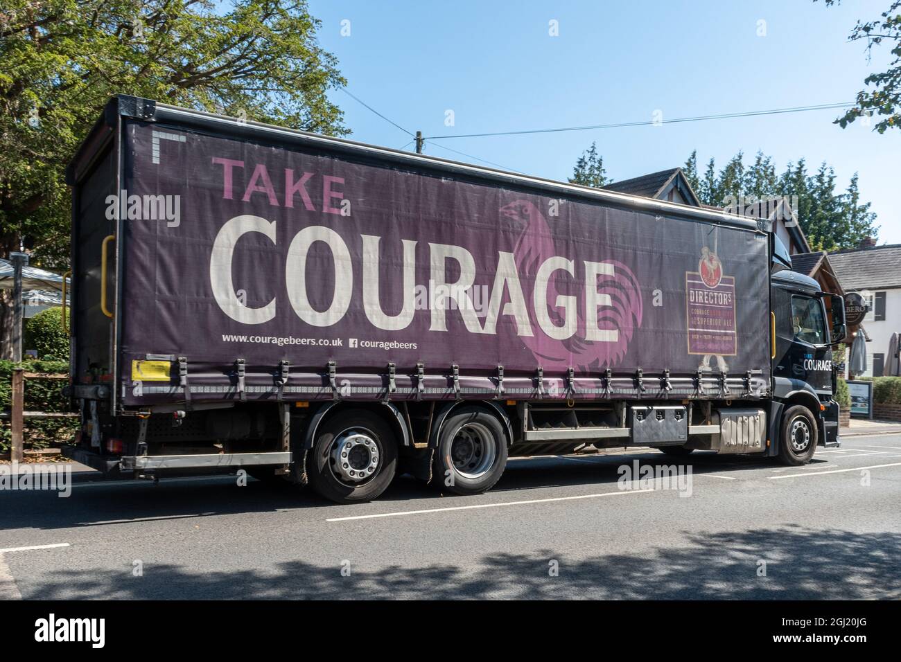 Courage Biere LKW oder LKW auf der Fahrt durch Brockenhurst in Hampshire, England, Großbritannien Stockfoto