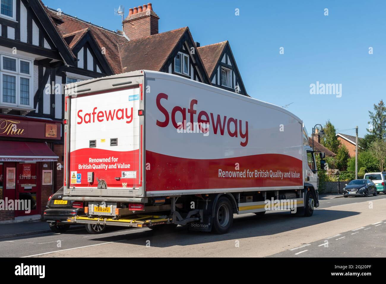 Safeway-Lastwagen oder -Lastwagen, die durch Brockenhurst in Hampshire, England, Großbritannien, fahren Stockfoto