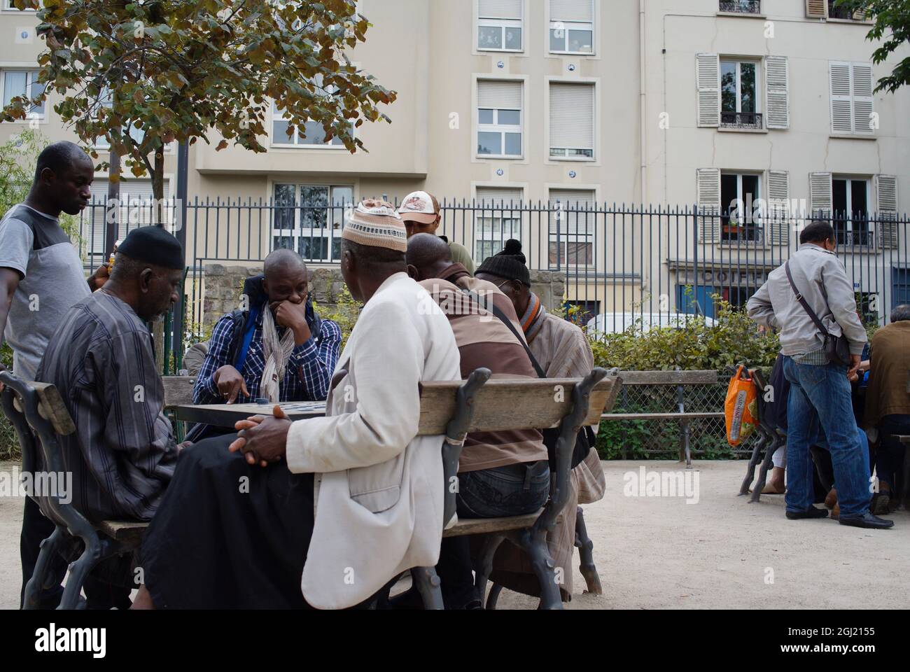 Westafrikanische Männer, in traditioneller Kleidung, spielen Schach, Square Léon, La Goutte Dor, Paris, 75018, Frankreich Stockfoto