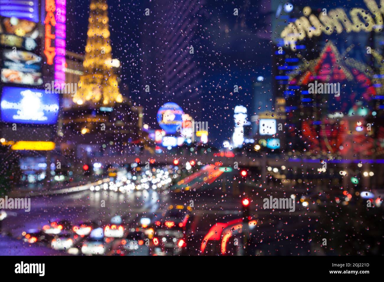 Der Strip mit Paris in Las Vegas ist nachts die Haupteinkaufsstraße. Stockfoto