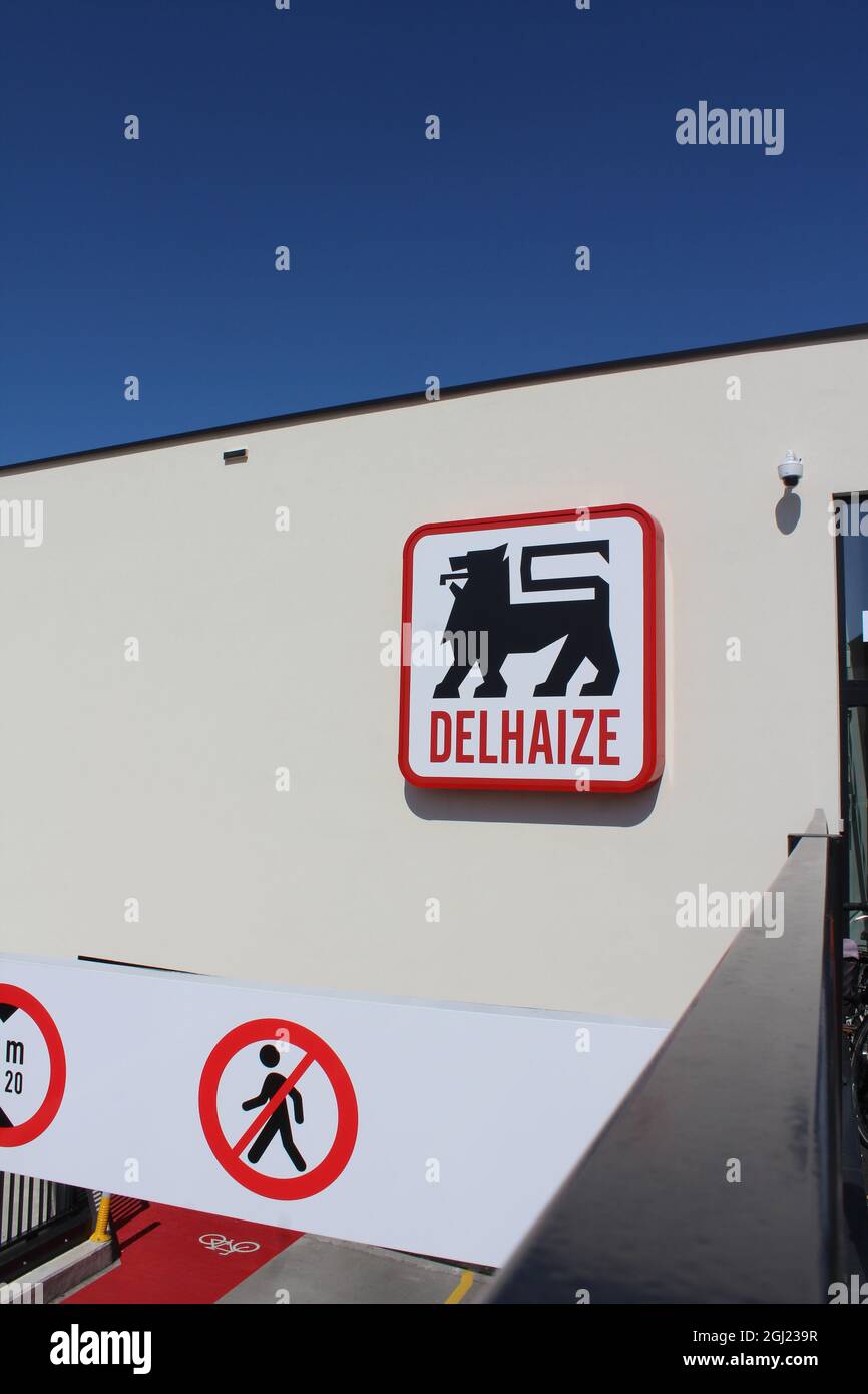 AALST, BELGIEN, 25. AUGUST 2021: Außenansicht des neu erbauten Delhaize Supermarktes in Aalst. Die Delhaize Group ist eine belgische Supermarktkette mit Stockfoto
