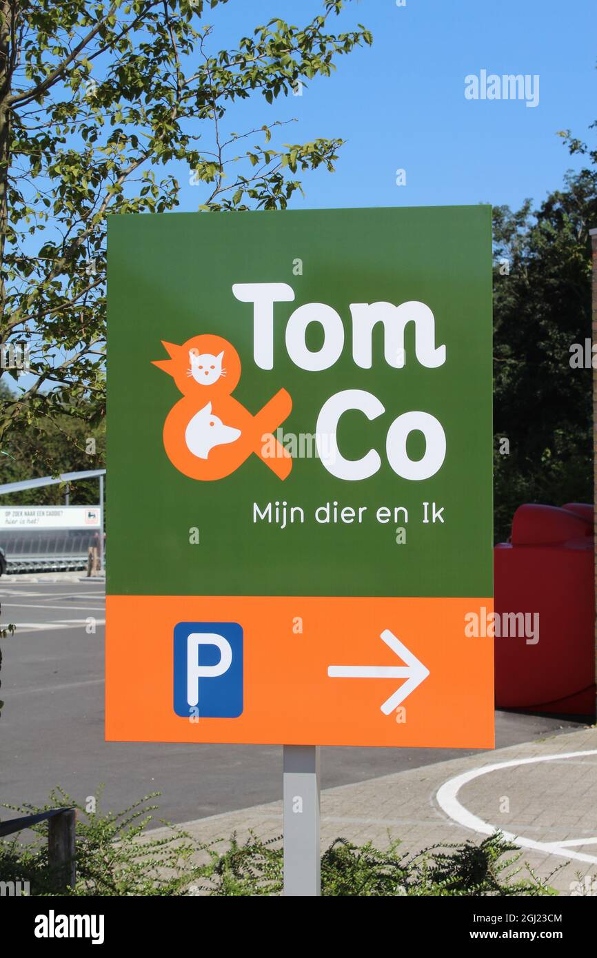 AALST, BELGIEN, 25. AUGUST 2021: Schild am Eingang des Parkplatzes für ein Tom & Co Pet-Geschäft in Aalst. Tom & CO hat 140 Geschäfte in ganz Belgien und ist ein p Stockfoto
