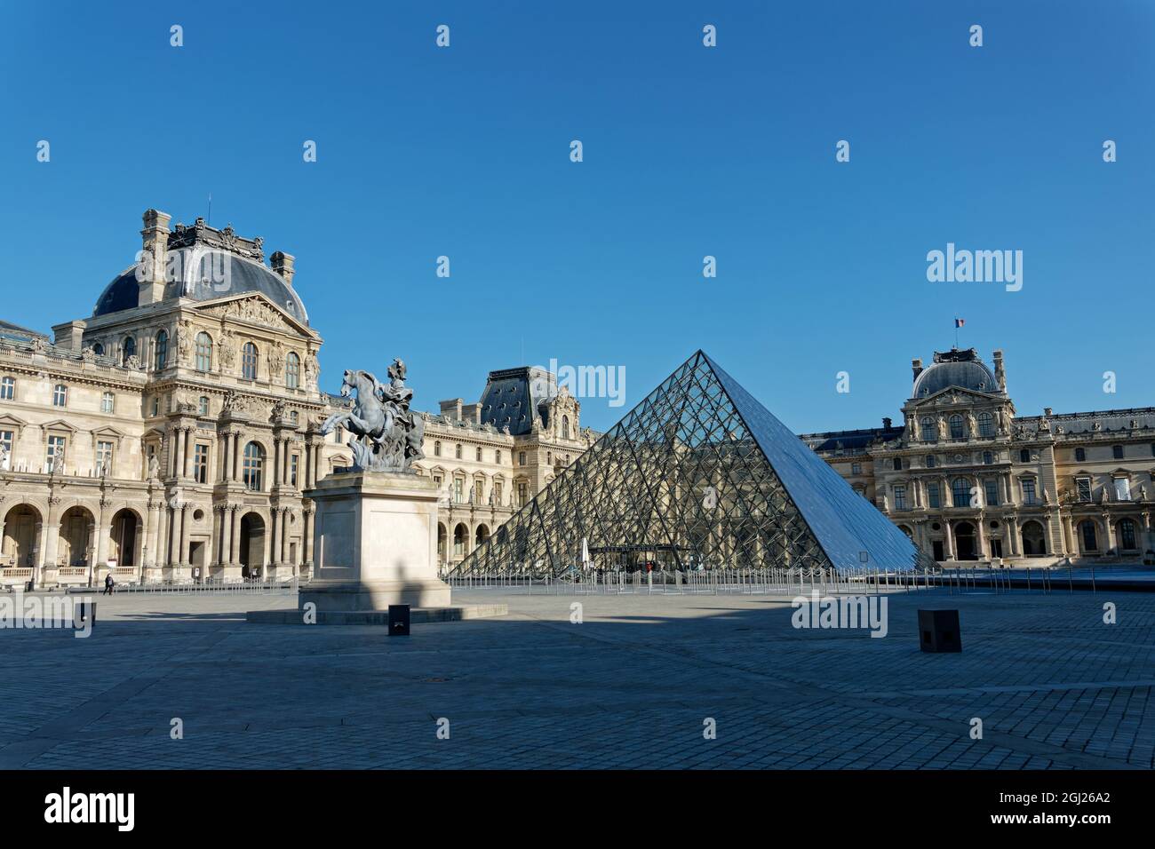 Louvre Museum und die Pyramide in Paris Frankreich Stockfoto