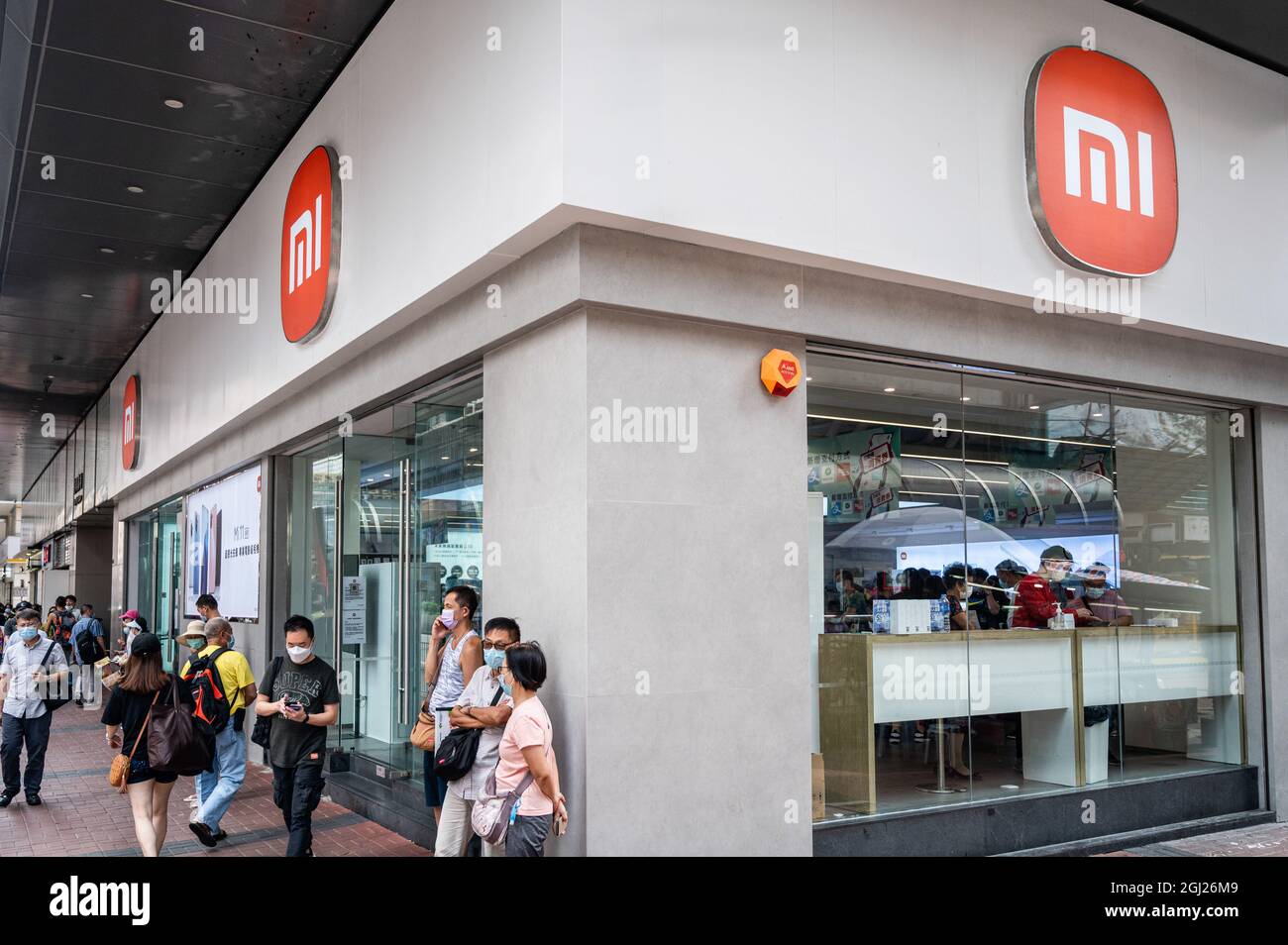 Hongkong, China. August 2021. Fußgänger kommen an der chinesischen multinationalen Technologie- und Elektronikmarke Xiaomi mit ihrem neuen abgerundeten Kantenlogo in Hongkong vorbei. (Foto von Budrul Chukrut/SOPA Images/Sipa USA) Quelle: SIPA USA/Alamy Live News Stockfoto
