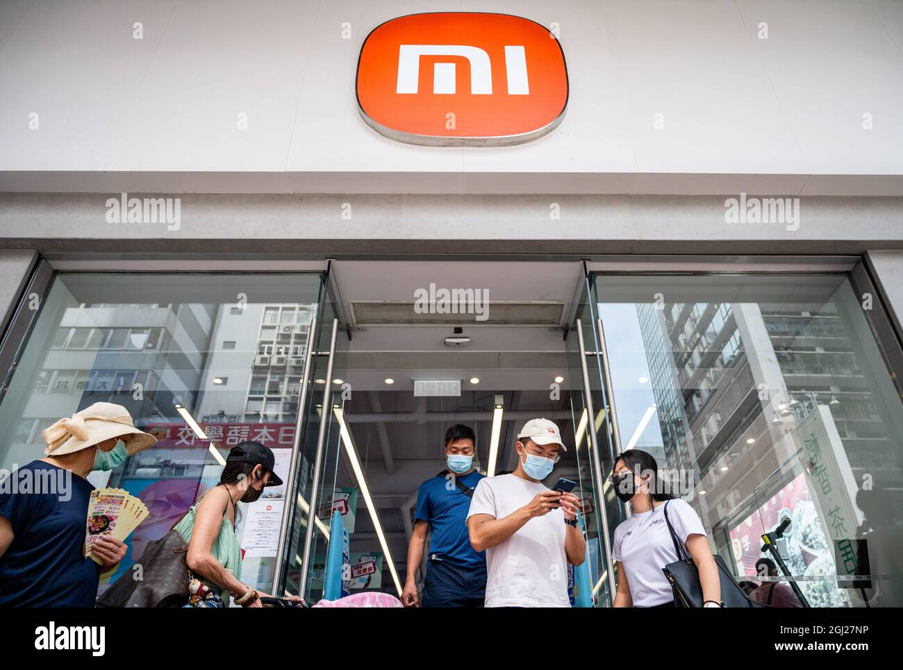 Hongkong, China. August 2021. Käufer werden gesehen, wie sie die chinesische multinationale Technologie- und Elektronikmarke Xiaomi mit ihrem neuen Logo mit abgerundeter Kante in Hongkong verlassen. (Bild: © Budrul Chukrut/SOPA Images via ZUMA Press Wire) Stockfoto
