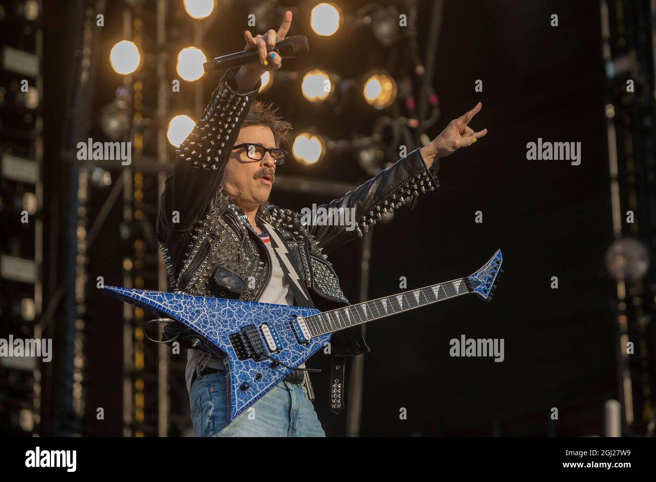 AUGUST 27 - SAN FRANCISCO, CA: Rivers Cuomo of Weezer tritt am 27. August 2021 im Oracle Park in San Francisco, Kalifornien, auf. Kredit: Raymond Ahner/Der Fotozugang Stockfoto