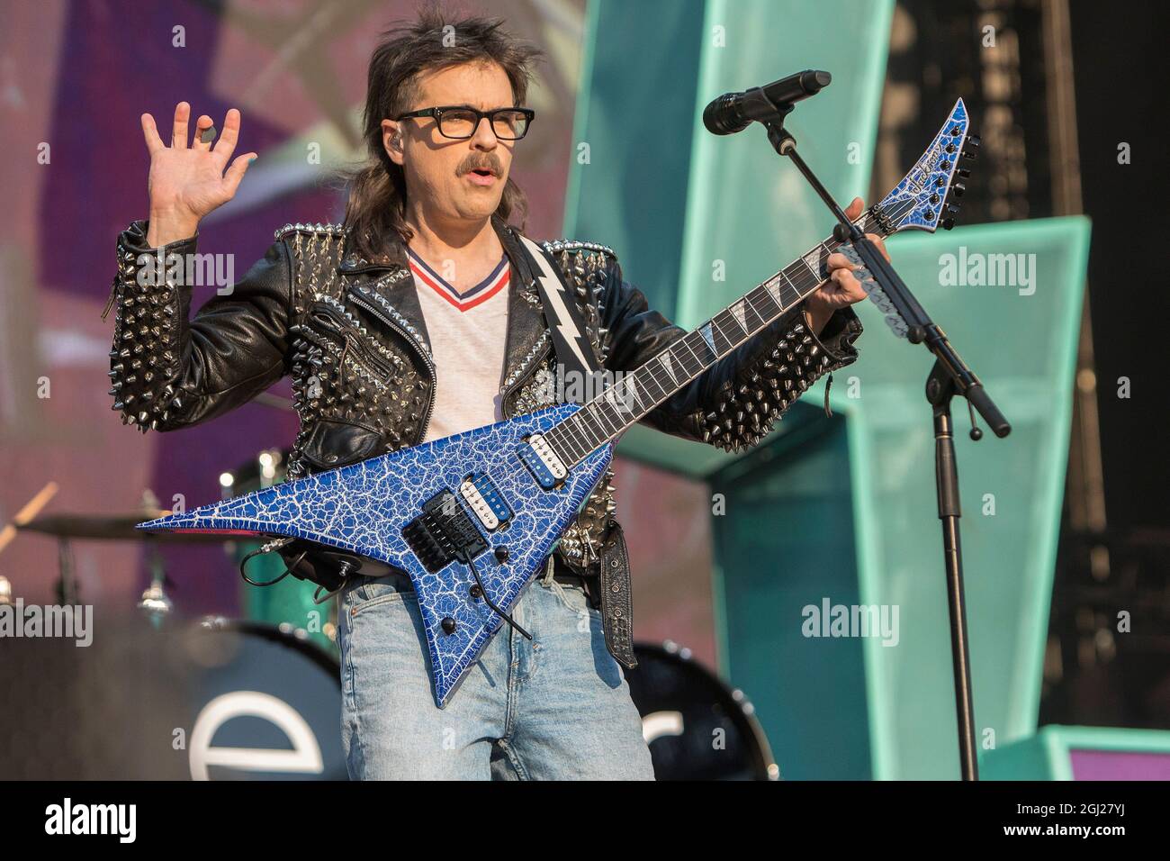 AUGUST 27 - SAN FRANCISCO, CA: Rivers Cuomo of Weezer tritt am 27. August 2021 im Oracle Park in San Francisco, Kalifornien, auf. Kredit: Raymond Ahner/Der Fotozugang Stockfoto