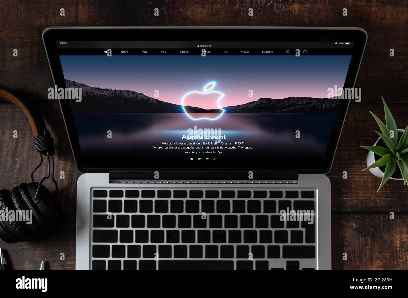 Antalya, Türkei - 8. September 2021: MacBook pro mit Apple Event-Logo 2021 auf dem Bildschirm. Stockfoto