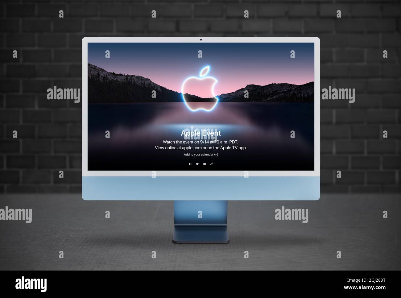 Antalya, Türkei - 8. September 2021: Neuer M1 iMac mit Apple Event-Logo 2021 auf dem Bildschirm. Stockfoto