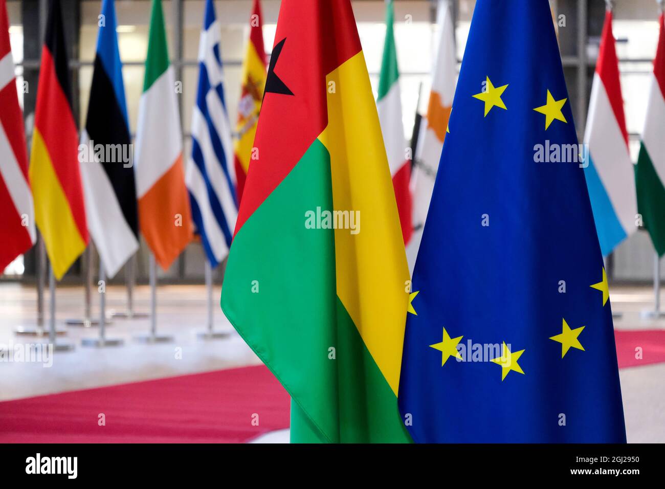 Die Flagge der Europäischen Union und die Flagge von Guinea-Bissau stehen in den Büros des Europäischen Rates in Brüssel, Belgien. September 2021. Kredit: ALEXANDROS MICHAILIDIS/Alamy Live Nachrichten Stockfoto