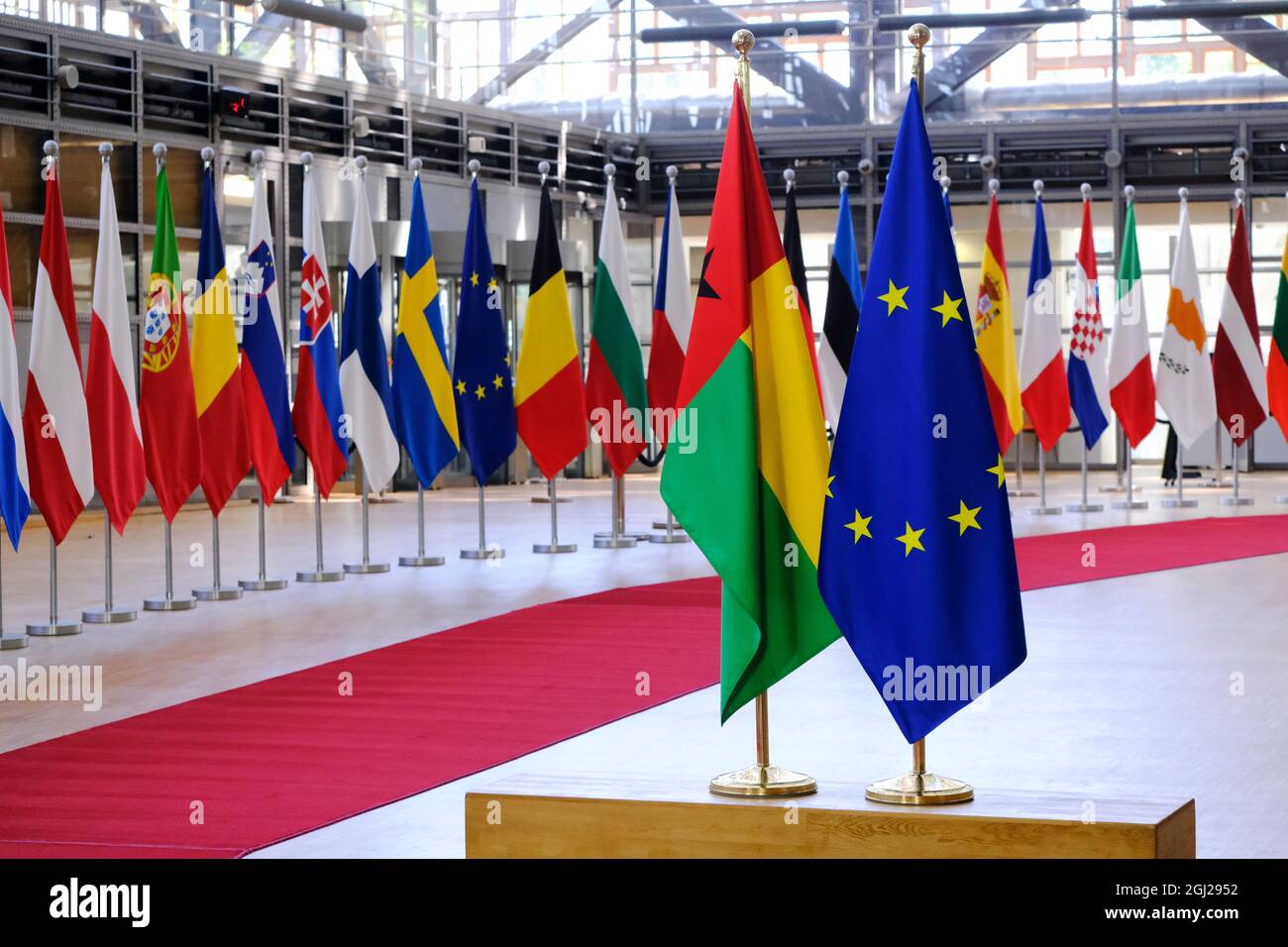 Die Flagge der Europäischen Union und die Flagge von Guinea-Bissau stehen in den Büros des Europäischen Rates in Brüssel, Belgien. September 2021. Kredit: ALEXANDROS MICHAILIDIS/Alamy Live Nachrichten Stockfoto