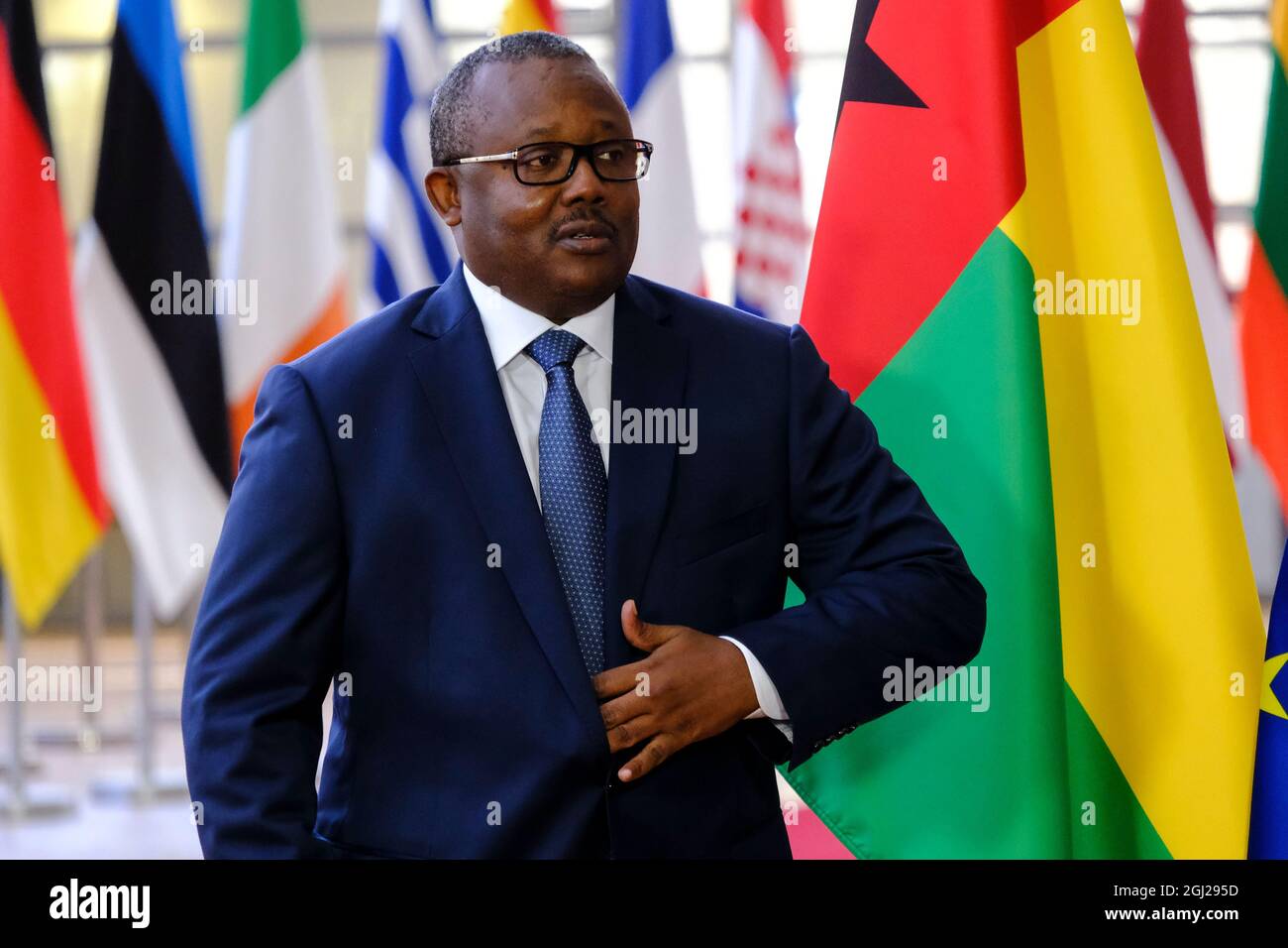 Brüssel, Belgien. September 2021. Der Präsident des Europäischen Rates, Charles Michel, begrüßt den Präsidenten von Guinea Bissau, Umaro Sissoco, vor einer Tagung am 08. September 2021 in Brüssel, Belgien, am Sitz des Europäischen Rates. Kredit: ALEXANDROS MICHAILIDIS/Alamy Live Nachrichten Stockfoto