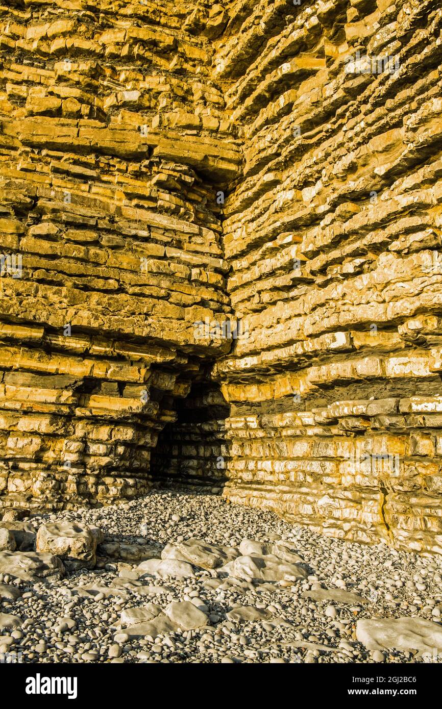 Die Klippen an der Dunraven Bay (Southerndown Beach) mit den Anfängen einer kleinen Höhle. Stockfoto