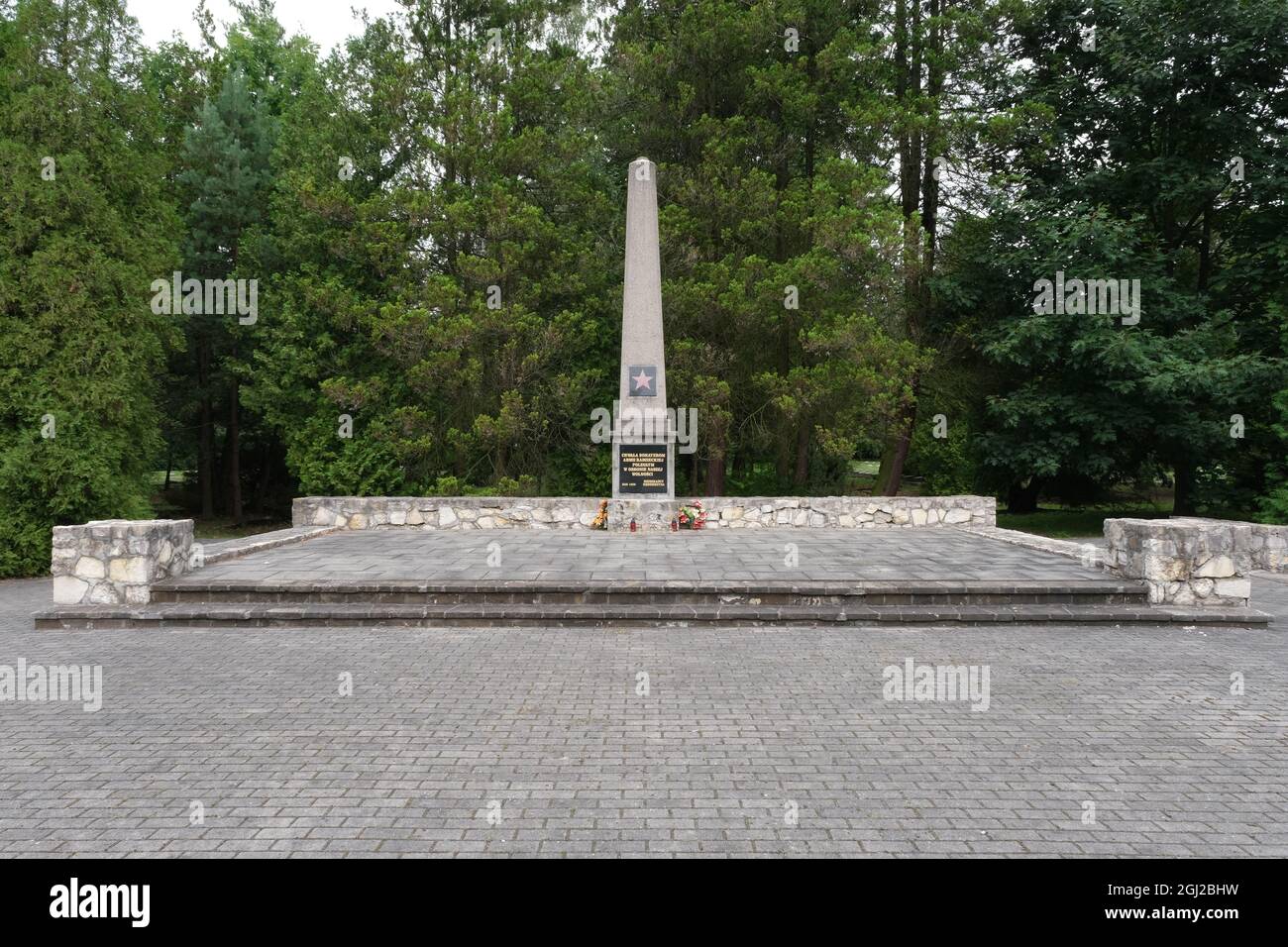 Kedzierzyn-Kozle, Polen - 20. August 2021: Friedhof der sowjetischen Soldaten und Gedenkstätte für Kriegsgefangene in Kedzierzyn-Kozle. Sommersonntag. Stockfoto