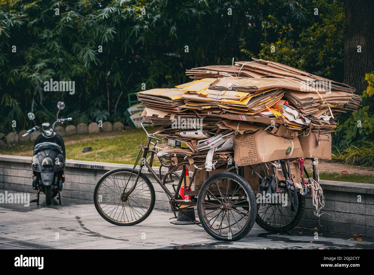 Fahrrad mit Abfall auf dem Bürgersteig, Hangzhou, China Stockfoto