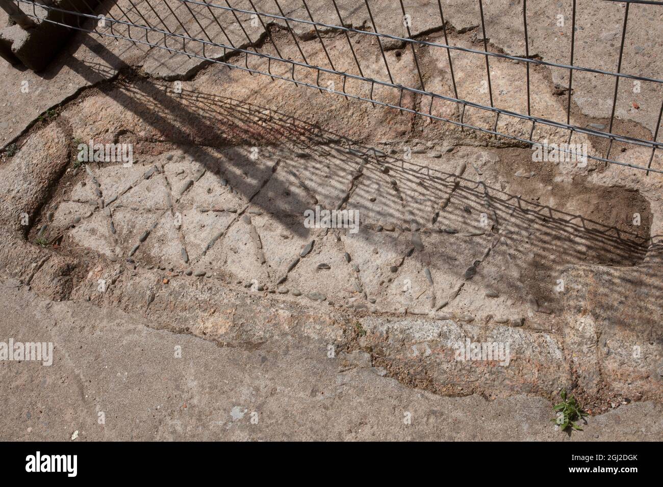 Anthropomorphe Grabstätte auf dem Boden in der Nähe der Kirche. Acebo, schöne kleine Stadt in Sierra de Gata, Cáceres, Extremadura, Spanien Stockfoto