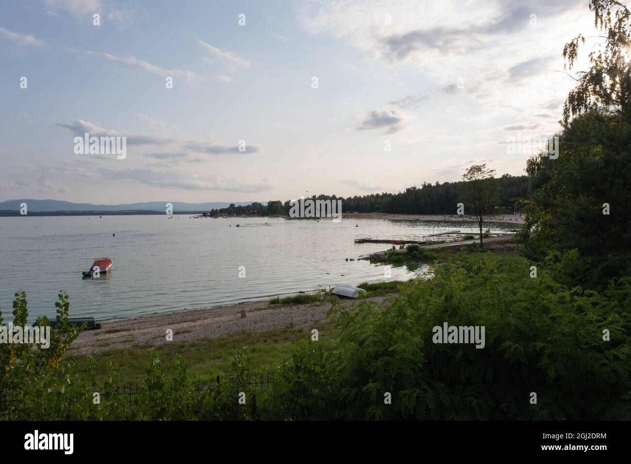 Skorochow, Polen - der Nyskie-See in der Woiwodschaft Opole ist ein Stausee, der am Fluss Nysa Klodzka errichtet wurde. Boot, Leute schwimmen, Wasserfahrzeuge, Frieden Stockfoto