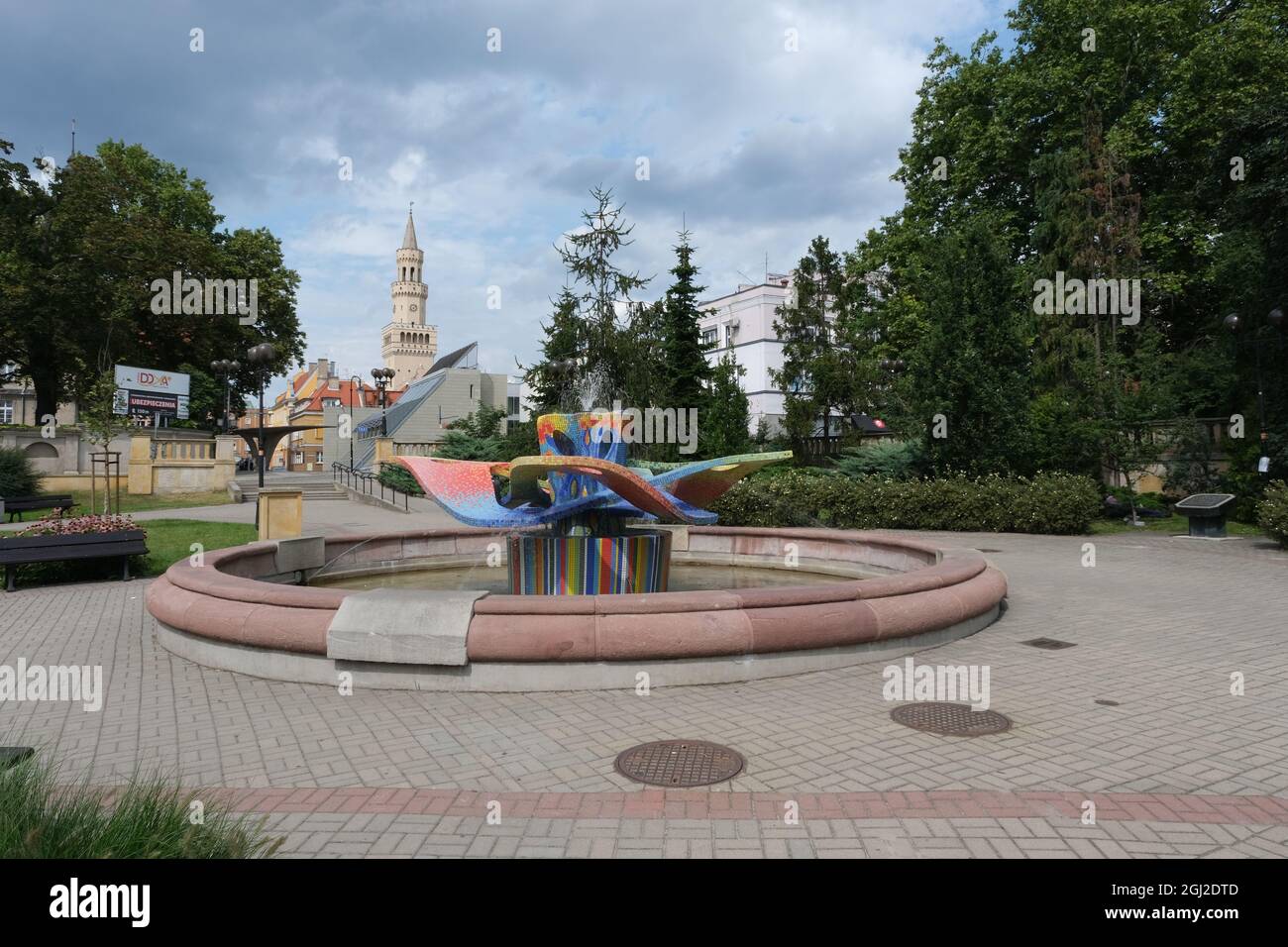 Opole, Polen - 22. August 2021: Das Leben im Zentrum der Stadt. Zu Fuß durch das Zentrum. Sonniger Sommertag. Woiwodschaft Opole Stockfoto
