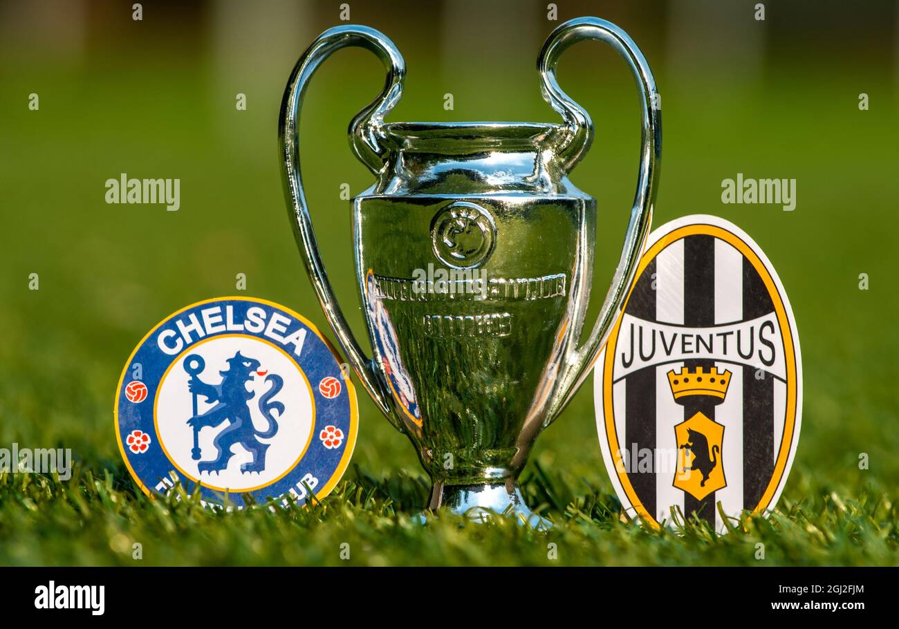 27. August 2021 London, England. Die Embleme der Fußballvereine Chelsea F.C. London und Juventus F.C. Turin und der UEFA Champions League Cup auf der gr Stockfoto