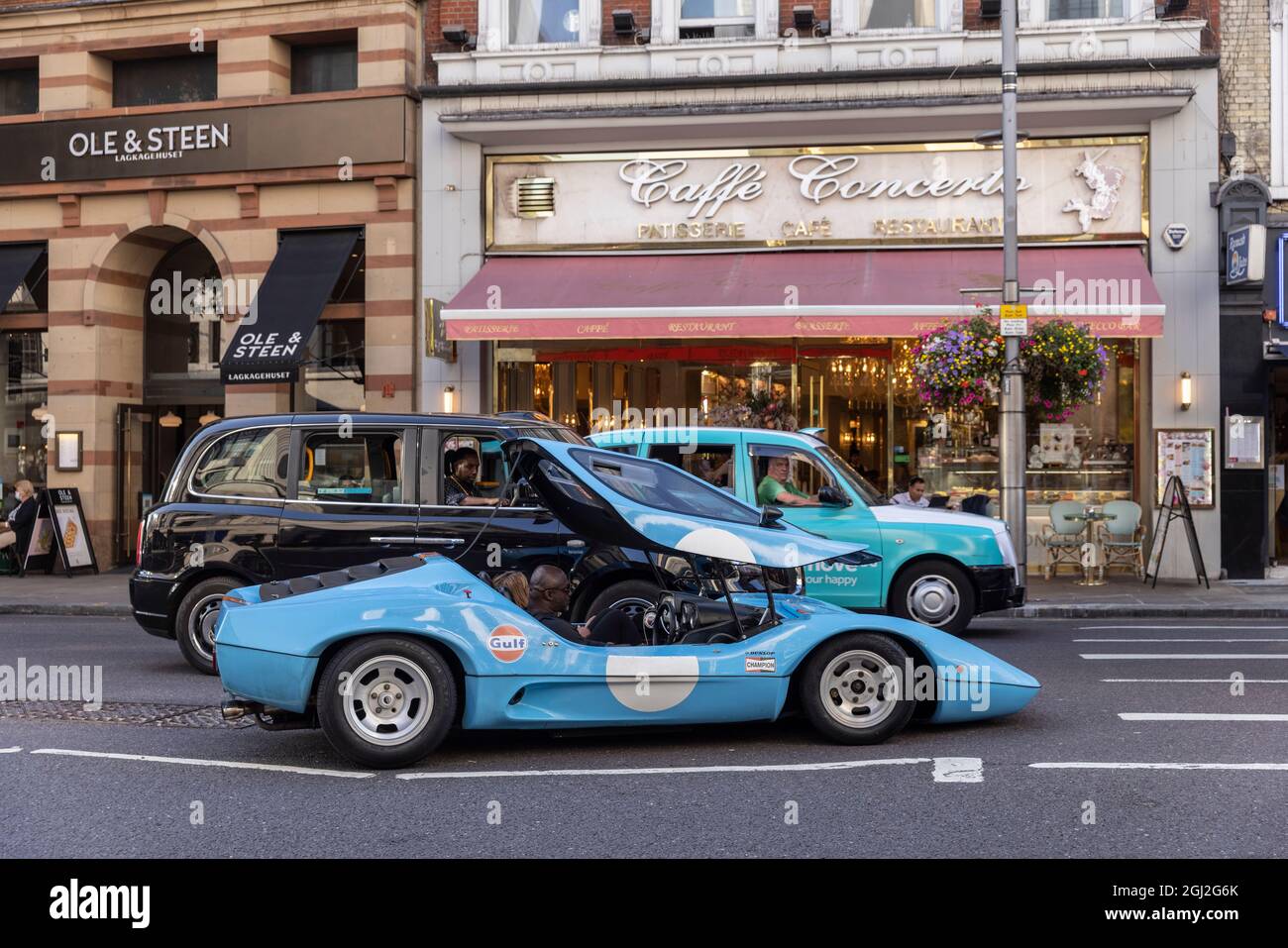 Supercar auf der Kensington High Street, London, England, Großbritannien Stockfoto