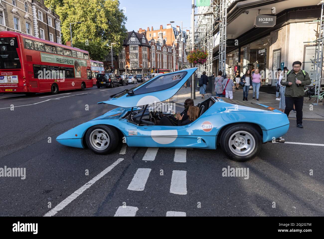 Supercar auf der Kensington High Street, London, England, Großbritannien Stockfoto