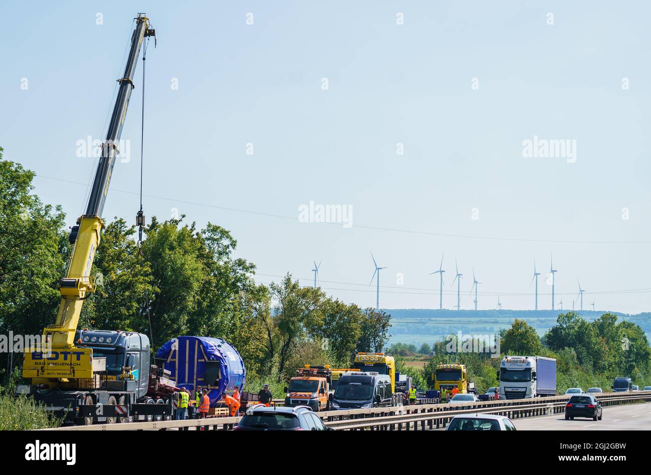 Armsheim, Deutschland. September 2021. Die Bergungsarbeiten am beschädigten Sattelauflieger mit Tunnelbohrkopf stehen kurz bevor. Auf der Autobahn 61 bei Gau-Bickelheim (Landkreis Alzey-Worms) laufen die Vorbereitungen für die Sanierung eines 62 Tonnen schweren Tunnelbohrkopfes. Am Abend zuvor war das Schwergutfahrzeug auf der harten Schulter durch einen Reifenschaden am Anhänger zum Stillstand gekommen und brannte. Quelle: Andreas Arnold/dpa/Alamy Live News Stockfoto