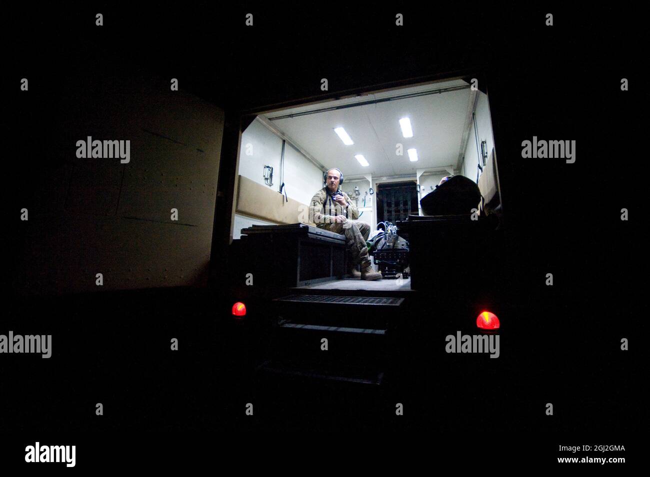 US Air Force Captain Frank Brisemdine, Intensivpflege Luft Transport Team Krankenschwester mit der 651st Expeditionary Aeromedical Evakuierung-Geschwader sitzt in einem Krankenwagen auf dem Weg zu einem Patienten, Forward Operating Base Tarin Kowt, Afghanistan, 9. April 2012 holen. Die 651st EAES arbeitet Hand in Hand mit der 71. Expeditionary Rescue Squadron, schnelle Antwort aeromedical Evakuierung zu streng und feindlichen Orten bieten. 71. EQRS ist die einzige feste Flügel Flugzeug-Geschwader medizinische Evakuierung Missionen in Afghanistan gewidmet. Stockfoto