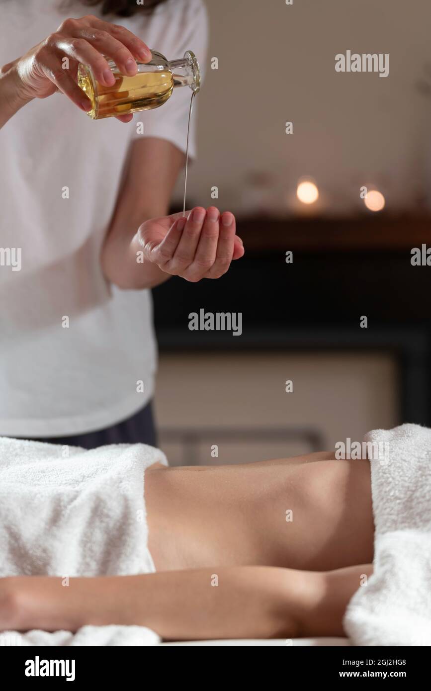 Ein Masseur, der eine Massage mit Öl für eine andere Frau macht Stockfoto