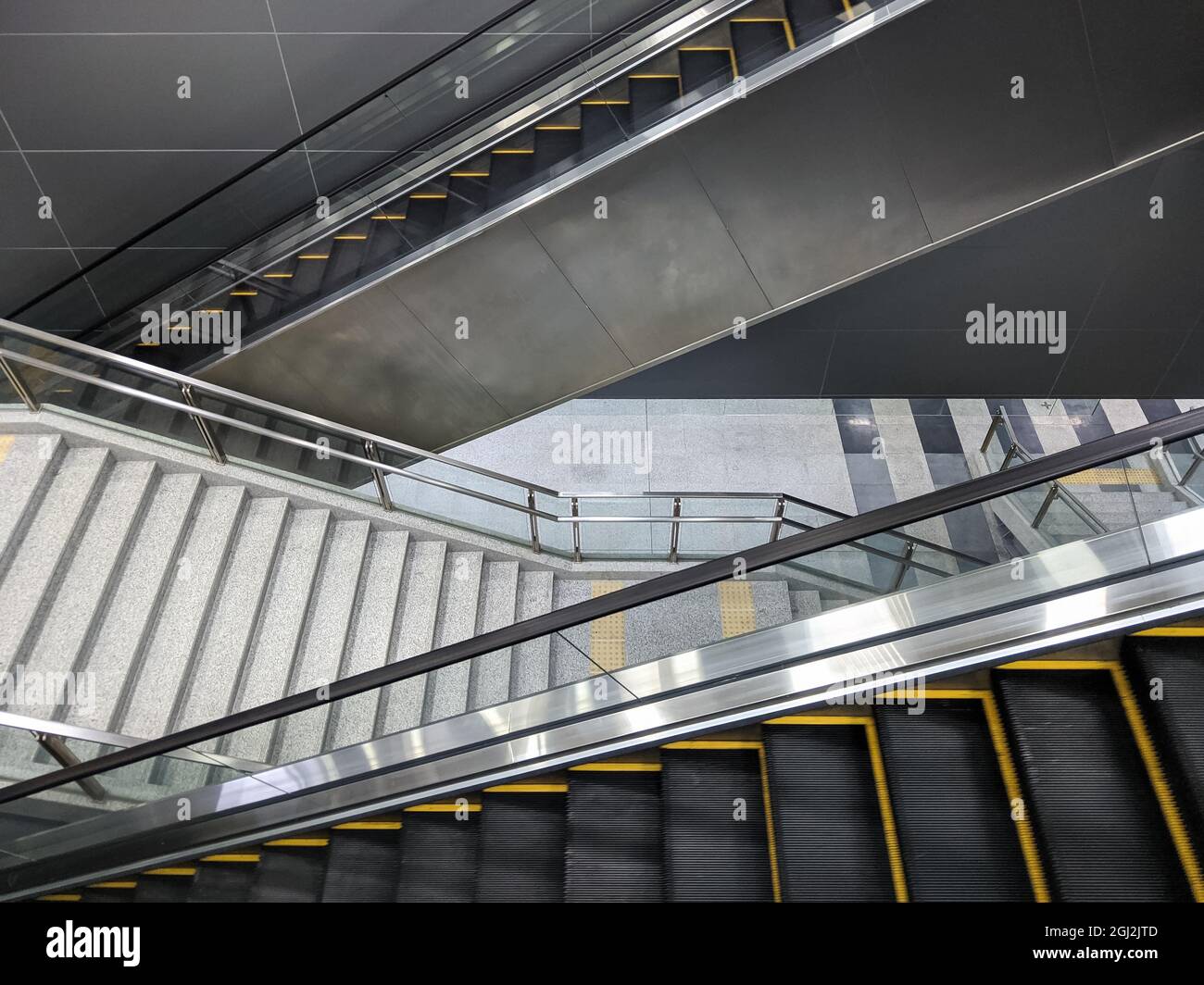 Die leere große Treppe und die zwei neuen Rolltreppen arbeiten zum Bahnsteigboden im U-Bahnhof und testen die Funktionalität vor dem Stockfoto