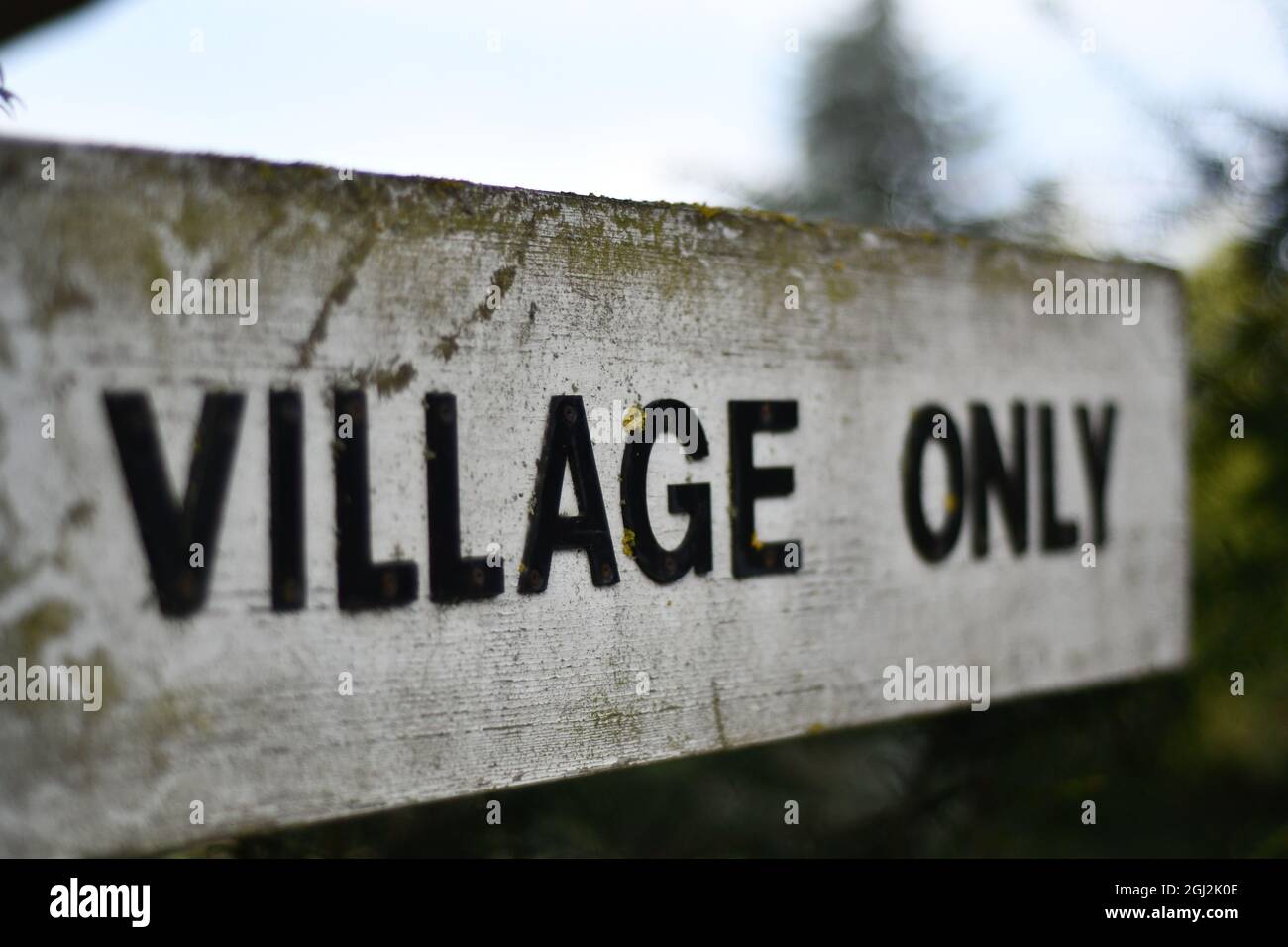 Ein englisches Straßenschild, auf dem nur das Dorf steht Stockfoto