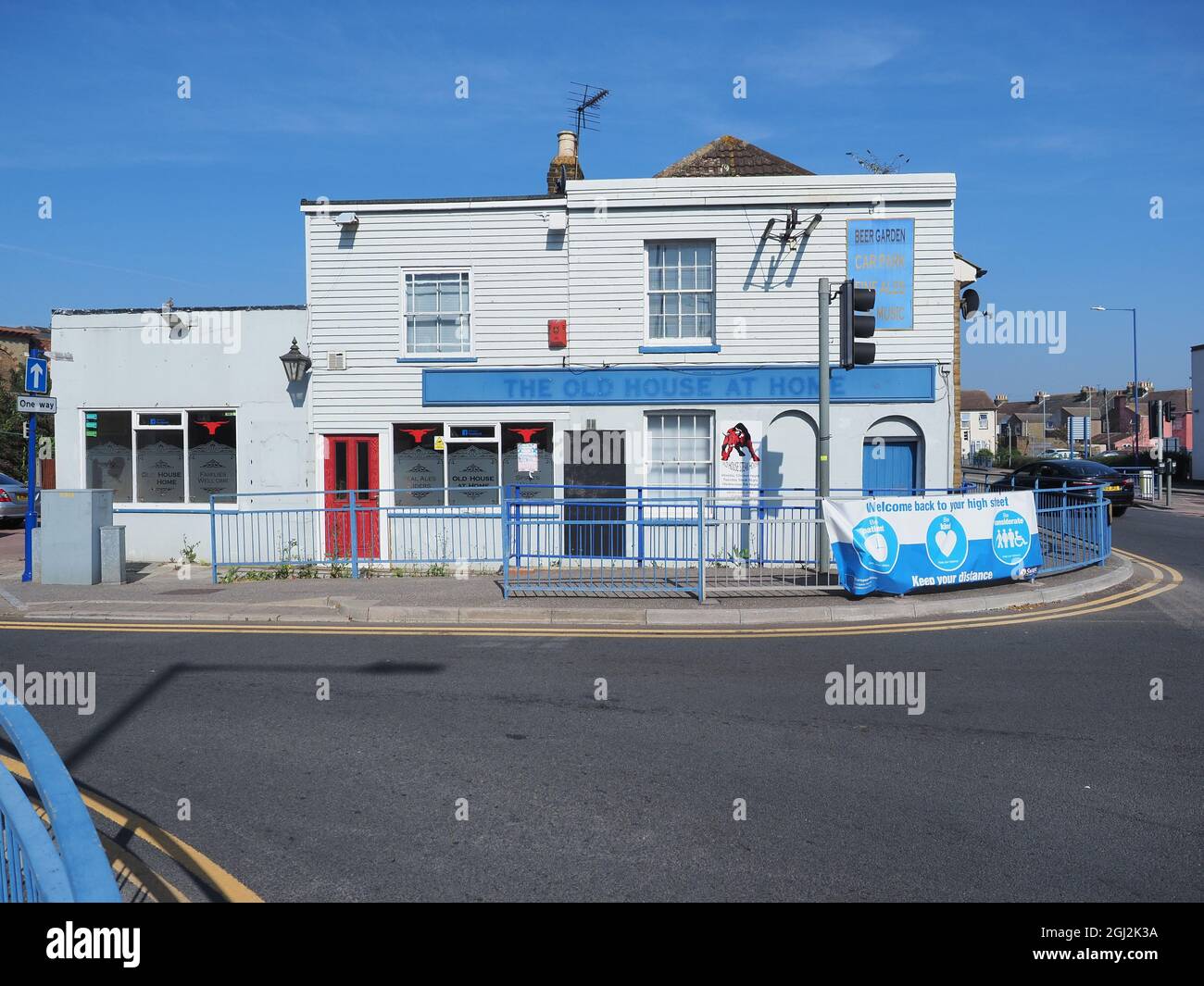 Sheerness, Kent, Großbritannien. September 2021. Swale Council hat am Ende geschätzte Kosten in Höhe von £8,000 an Anwaltskosten, um einen Planungsmissstand zu klären, bei dem mehrere Planungsanträge falsch genehmigt oder abgelehnt wurden, nachdem die Software von einem Junior-Ingenieur getestet wurde, aber die Ergebnisse der Testdaten versehentlich auf dem veröffentlicht wurden „Live“-System und rechtlich bindend. Das „Alte Haus zu Hause“ in Sheerness (im Bild) sollte mit dem sarkastischen Kommentar „Warum mache ich das? Bin ich der Auserwählte?“ In den offiziellen Planungsbeschluss aufgenommen. Kredit: James Bell/Alamy Live Nachrichten Stockfoto