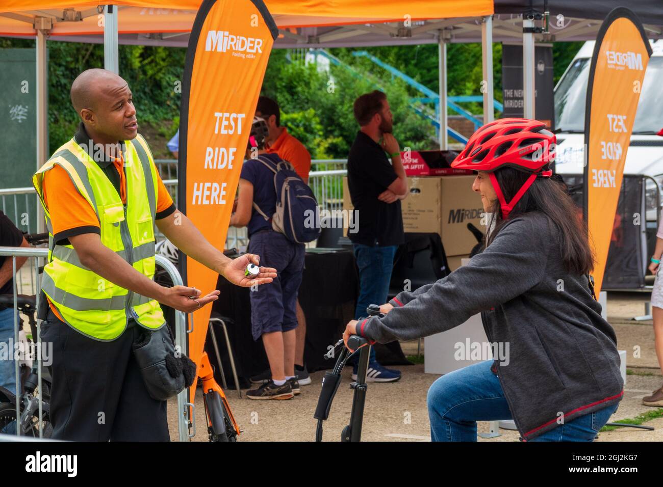 LONDON, GROSSBRITANNIEN - 15. Aug 2021: Die Radfahrer auf dem Demo-Wochenende der E-Bike-Show in London, Großbritannien Stockfoto