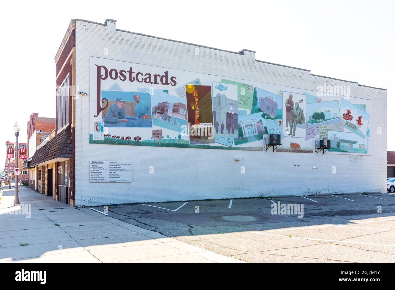 LUVERNE, MN, USA-21. AUGUST 2021: Wandgemälde an der Wand des Gebäudes mit dem Titel 'Postkarten', das Ereignisse im Leben der Stadt zeigt. Künstler Gary Hartenhoff. Stockfoto