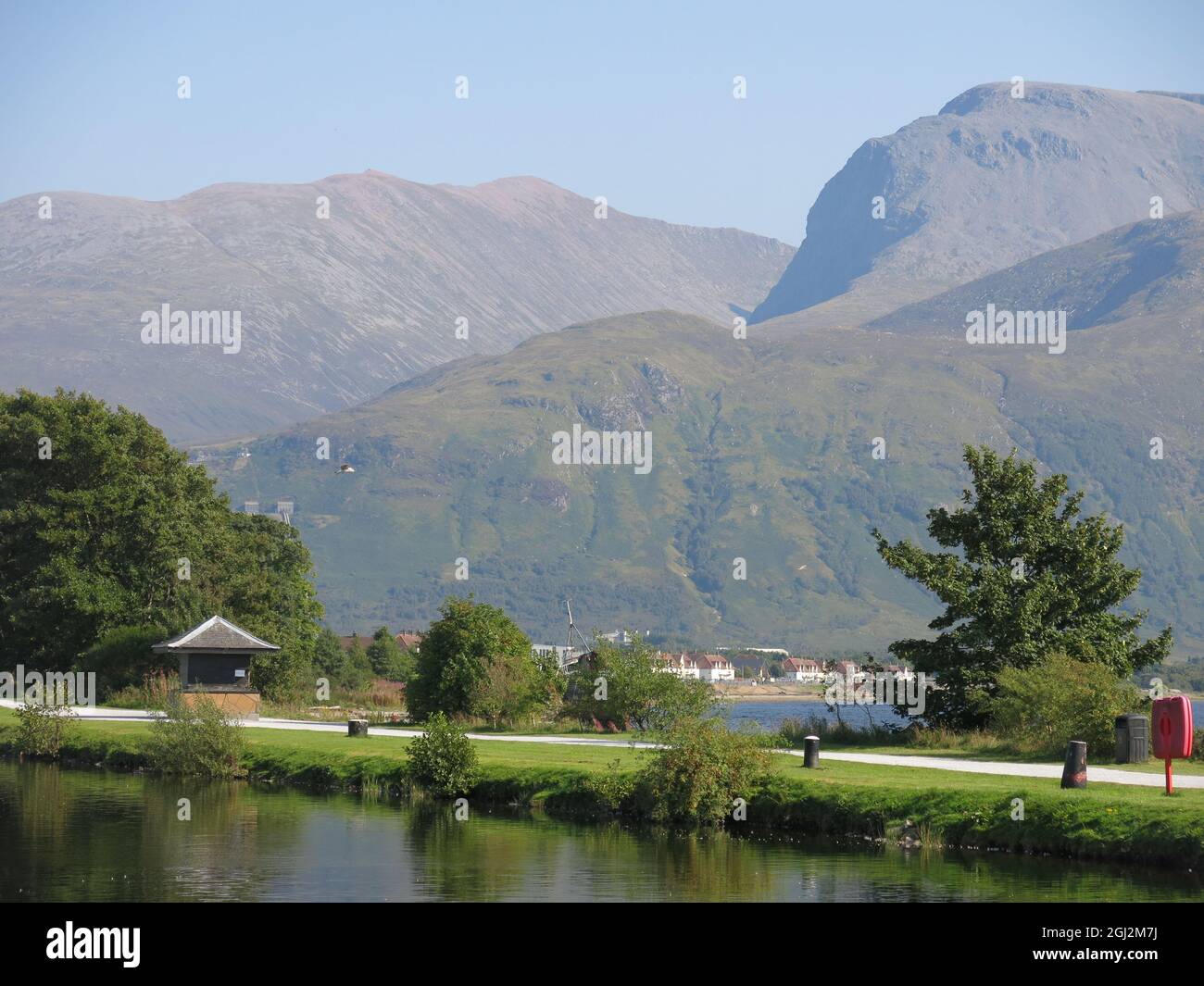 Die Ben Nevis-Bergkette im Hintergrund, während Sie den Treidelpfad des Kaledonischen Kanals von Corpach nach Banavie entlangwandern. Stockfoto