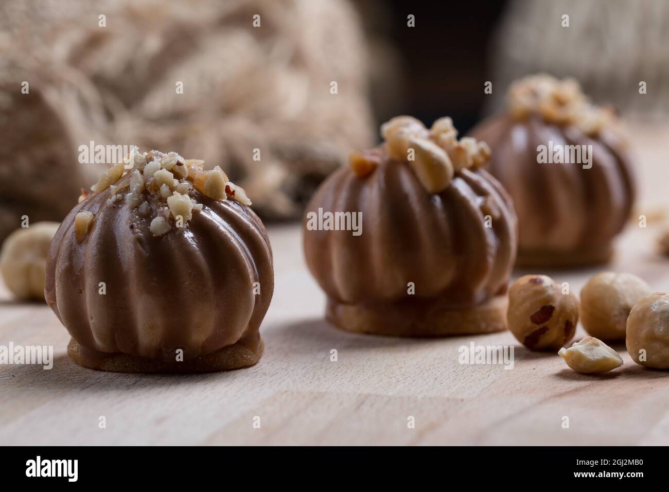 Leckere Torten mit Schokoladenmousse und Erdnüssen Stockfoto