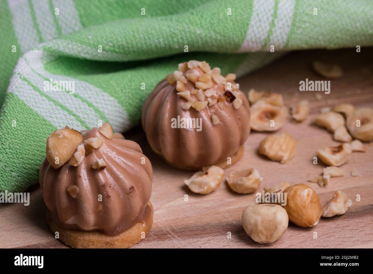Leckere Torten mit Schokoladenmousse und Erdnüssen Stockfoto
