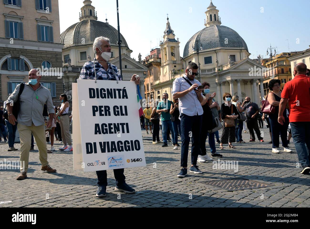 Ein Protestler hält ein Plakat während des Protestes der Reisebüros in Rom.Demonstranten versammelten sich auf der Piazza del Popolo und forderten die Regierung auf, Steueranreize zu fordern und ihre Kunden in den Urlaub ins Ausland zu schicken, da seit dem Beginn der Covid-19-Epidemie, 35 % der Reisebüros in Italien haben endgültig geschlossen. (Foto von Vincenzo Nuzzolese / SOPA Images/Sipa USA) Stockfoto