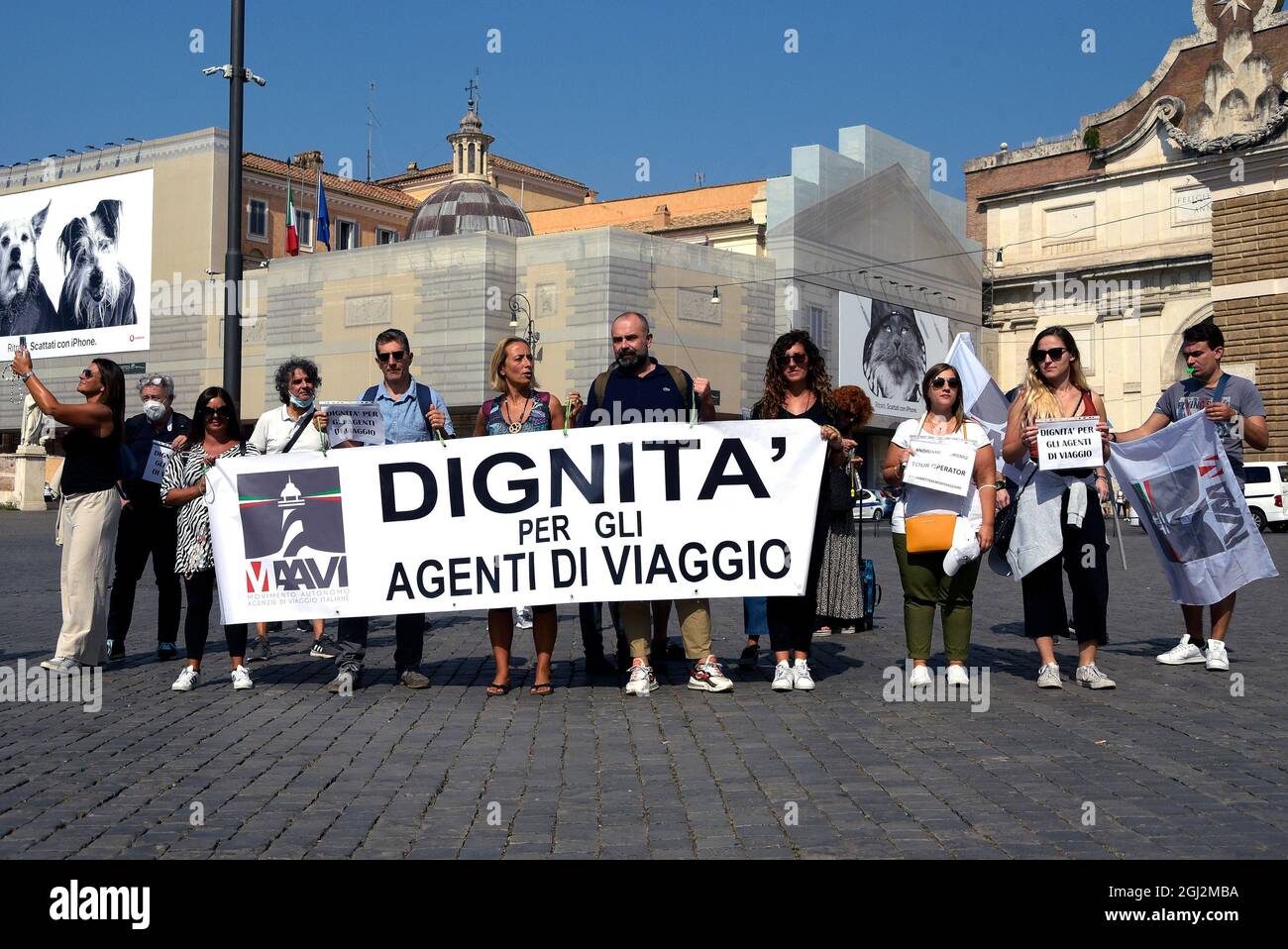 Während der Proteste der Reisebüros in Rom halten Demonstranten ein Transparent.die Demonstranten versammelten sich auf der Piazza del Popolo und forderten die Regierung auf, Steueranreize zu fordern und ihre Kunden in den Urlaub ins Ausland zu schicken, da seit Beginn der Epidemie von Covid-19 35 % der Reisebüros in Italien haben endgültig geschlossen. (Foto von Vincenzo Nuzzolese / SOPA Images/Sipa USA) Stockfoto