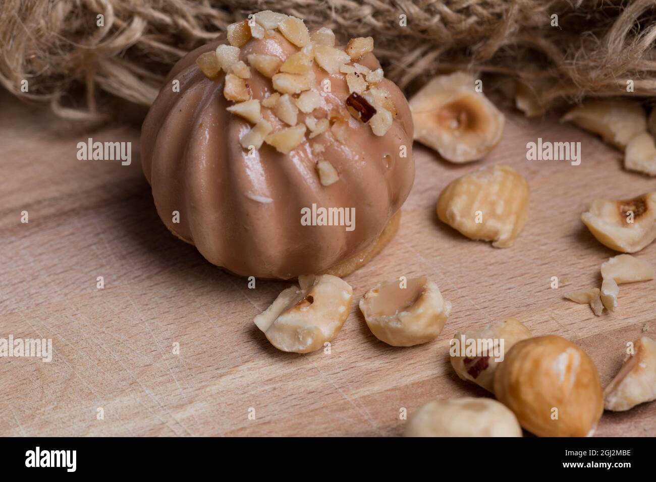 Köstliche süße Tarte mit Schokoladenmousse und Erdnüssen Stockfoto