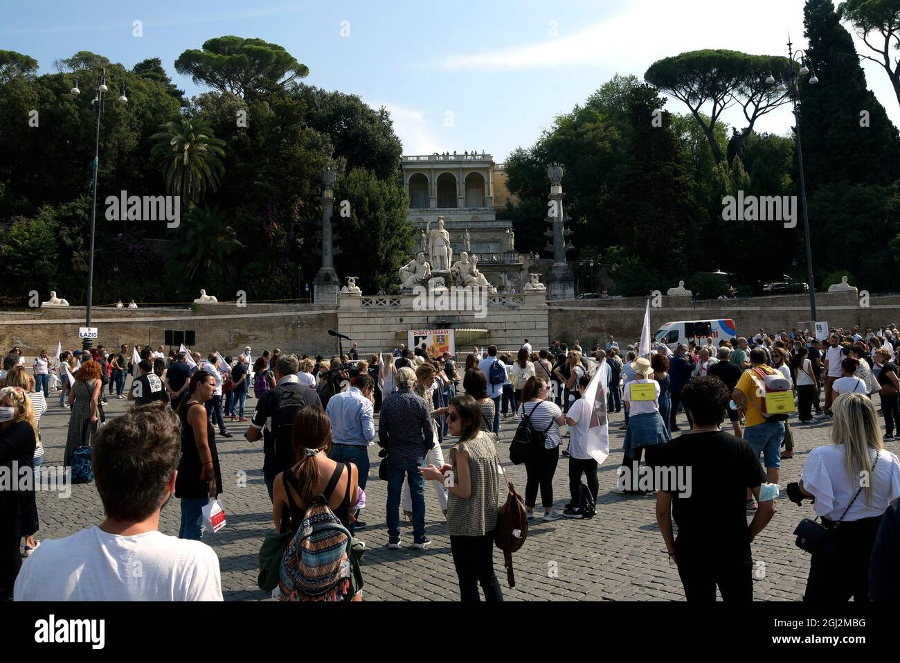 Demonstranten versammeln sich auf der Piazza del Popolo während der Proteste der Reisebüros in Rom. Die Demonstranten versammelten sich auf der Piazza del Popolo und forderten die Regierung auf, Steueranreize zu fordern und ihre Kunden in den Urlaub ins Ausland zu schicken, da seit Beginn der Epidemie von Covid-19 35 % der italienischen Reisebüros endgültig geschlossen haben. (Foto von Vincenzo Nuzzolese / SOPA Images/Sipa USA) Stockfoto