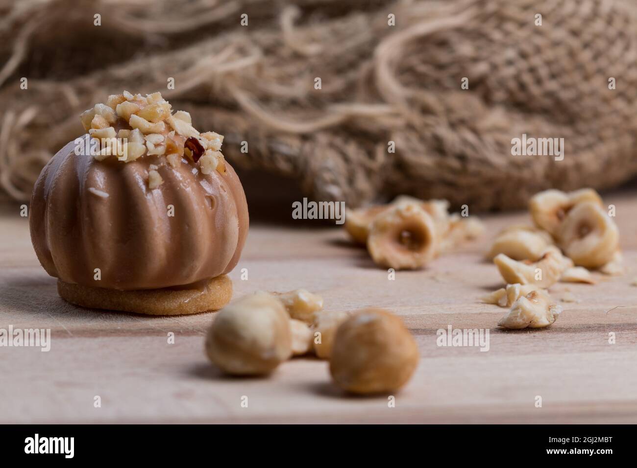Köstliche süße Tarte mit Schokoladenmousse und Erdnüssen Stockfoto