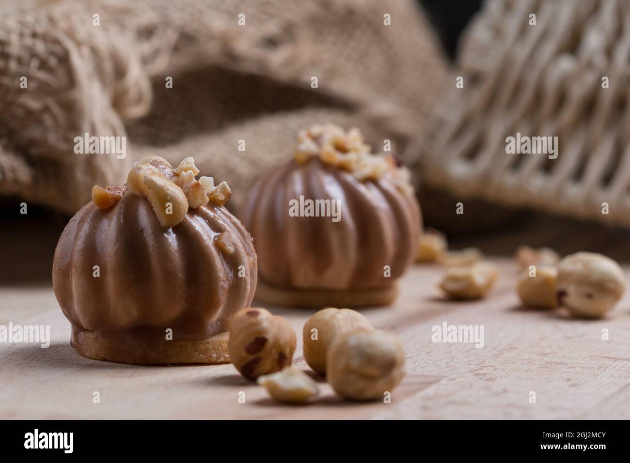 Leckere Torten mit Schokoladenmousse und Erdnüssen Stockfoto