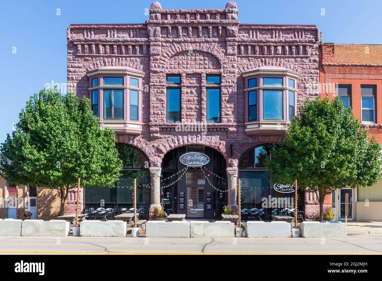 LUVERNE, MN, USA-21 AUGUST 2021: Sterling's Cafe & Grille, zeigt Eingang, Schild und Fassade. Stockfoto