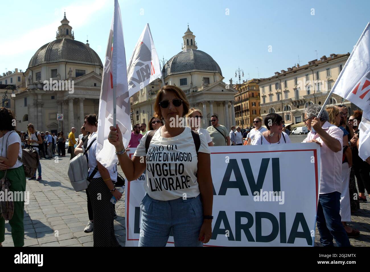 Ein Protestler hält während des Protestes der Reisebüros in Rom eine Flagge hoch.Demonstranten versammelten sich auf der Piazza del Popolo und forderten die Regierung auf, Steueranreize zu fordern und ihre Kunden in den Urlaub ins Ausland zu schicken, da seit Beginn der Epidemie von Covid-19 35 % der Reisebüros in Italien haben endgültig geschlossen. (Foto von Vincenzo Nuzzolese / SOPA Images/Sipa USA) Stockfoto