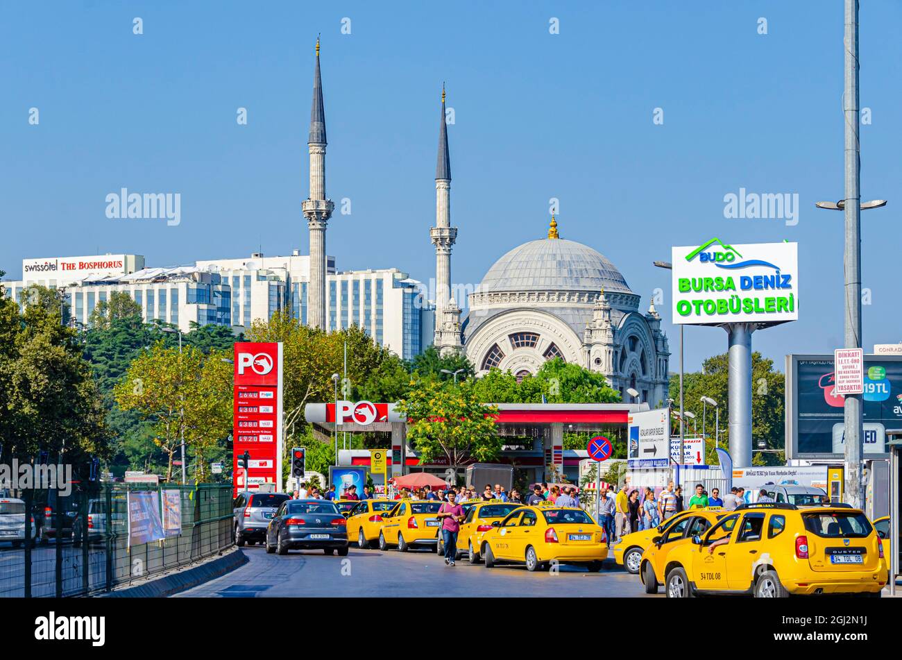 Gelbe Taxis standen in einer Straße in Istanbul mit einer Moschee im Hintergrund an. Stockfoto